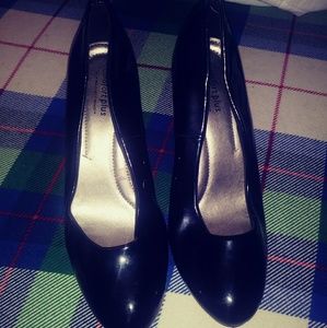 Black pumps
